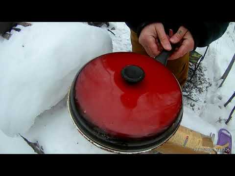 Видео: готовка в лесу  Пельмени на сале с луком. Салат.