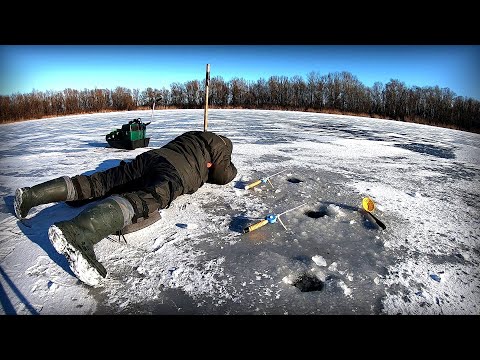 Видео: Один на кризі !!! Хто зайде на такий лід, того вся риба!
