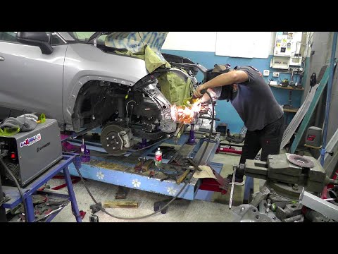 Видео: Toyota RAV4.  Рихтовка усилителя. Сварочные работы.
