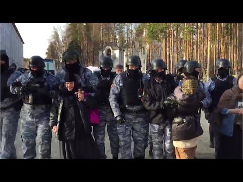 Видео: ОМОН разогнал монашек мятежного монастыря