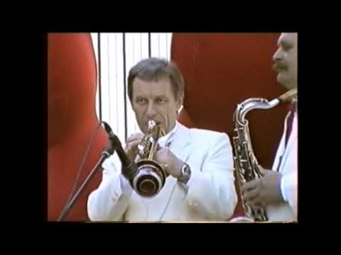 Видео: 26  Ретро-бэнд "Граммофон" - Дымок от папиросы (И. Дунаевский) поёт Виталий Маринич