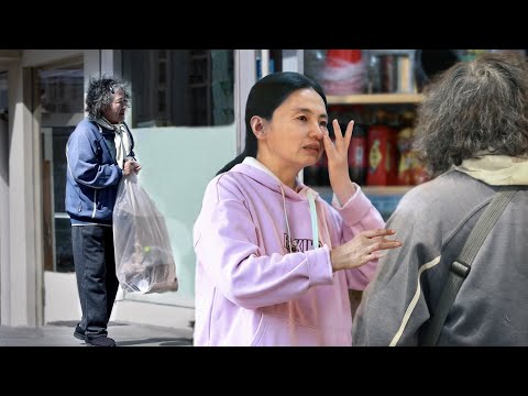 Видео: Что будут делать владельцы магазинов, когда перед входом в их магазин они встретят нищую женщину?