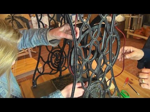 Видео: Как надеть и снять шнур (ремень) привода на колесо ножной старинной швейной машинки Зингер