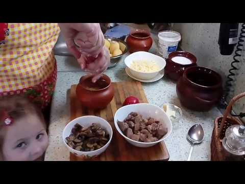 Видео: Мясо с картошкой и грибами в горшочке. Просто и очень вкусно!