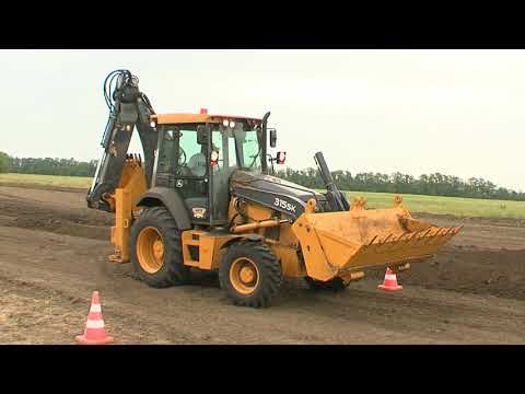 Видео: Экскаватор погрузчик John Deere