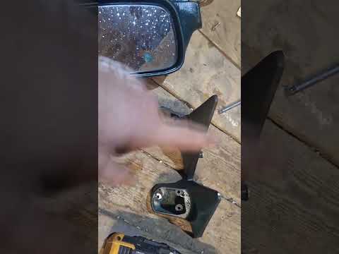 Видео: СУБАРУ ФОРЕСТЕР СФ5. УСТАНОВКА ЗЕРКАЛ С ПРАВОГО РУЛЯ НА ЛЕВЫЙ РУЛЬ,ЗАМЕНА УГОЛКОВ КРЕПЛЕНИЯ