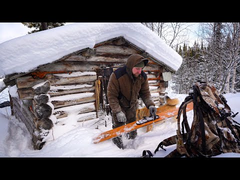 Видео: НАЛОВИЛ ОГРОМНЫХ ОКУНЕЙ НА ОЗЕРЕ. ЗАНОЧЕВАЛ В СТАРОЙ ГНИЛОЙ ИЗБЕ. ПРО РОСОМАХУ И СНЕГОХОД.