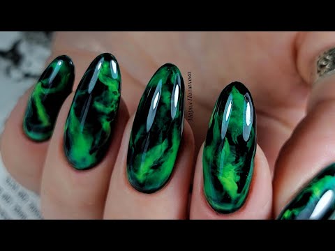 Видео: Текстуры на ногтях 💅 Витражный маникюр 🥰 Зелёные ногти 💚 Необычный дизайн ногтей по мокрому 💅