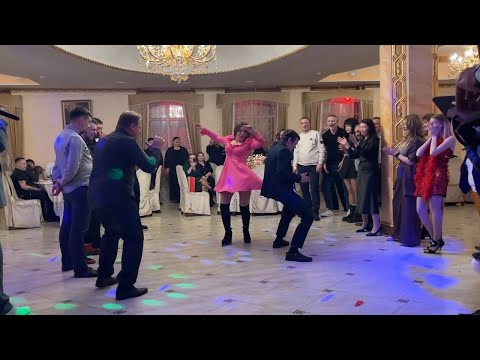 Видео: Девчуля РАЗОРВАЛА ТАНЦПОЛ на корпоративе