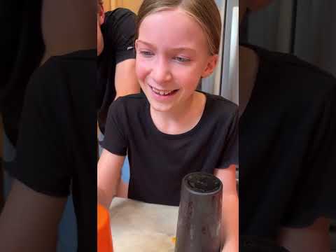 Видео: Не подбирайте неправильные стаканчики! 😂🌶️ #игра #семья #испытание #хэллоуин