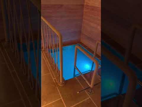 Видео: Холодная купель после бани: закалка и польза для тела!❄️🔥 #relax #банякупить #woodworking