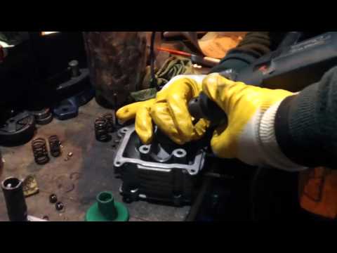 Видео: Притирка клапанов на скутере