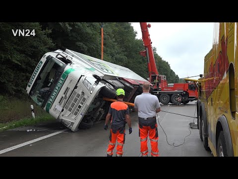 Видео: 08.07.2020 - VN24 - грузовик врезался в бок - нужно перезагрузить тонны овощей