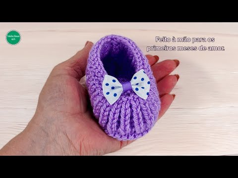 Видео: Как связать простые детские пинетки спицами.