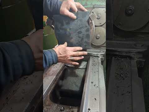 Видео: Установка квадратной пластины по центру оси токарного станка.