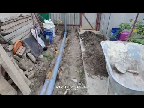 Видео: отдушина для выгребной ямы