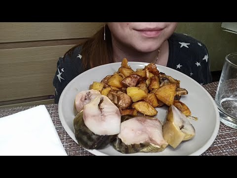 Видео: КОПЧЕНАЯ СКУМБРИЯ С КАРТОШКОЙ  И ПИВОМ МУКБАНГ