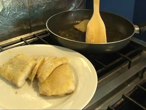 Видео: Рецептите на шеф Иванов.  Панирана бяла риба.