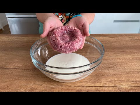 Видео: СМЕШАЙТЕ КЕФИР с ФАРШЕМ и приготовьте простой, вкусный сытный завтрак на сковороде. Беляши Ленивые.