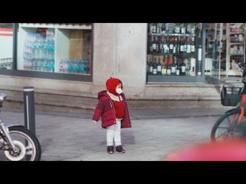 Видео: Что делать, если ребенок, который дрожит в холоде, просит горячую упаковку? 2
