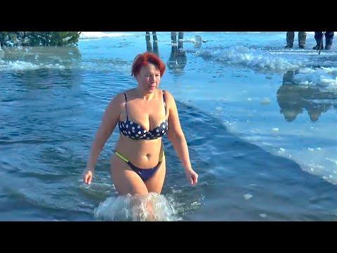 Видео: ☦ ВОДОХРЕЩЕ Крещенские КУПАНИЯ ЗИМОЙ в проруби в ЛЕДЯНОЙ воде swimming in the ice hole in winter