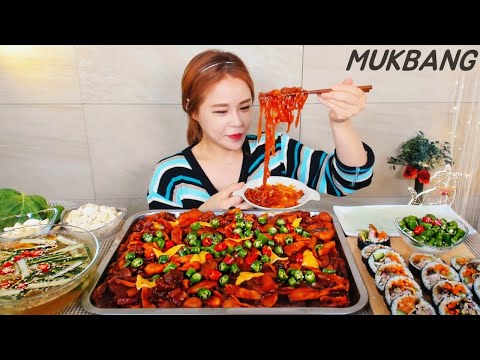 Видео: Субтитры) Braised spicy beef ribs Hot pepper noodles Tuna rice roll Cheese MUKBANG ASMR yummy eating
