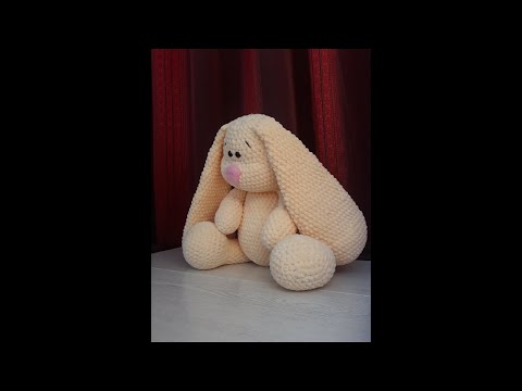 Видео: Классный зайчик, игрушка вязаный крючком заяц из Плюшевой пряжи ,М.К.