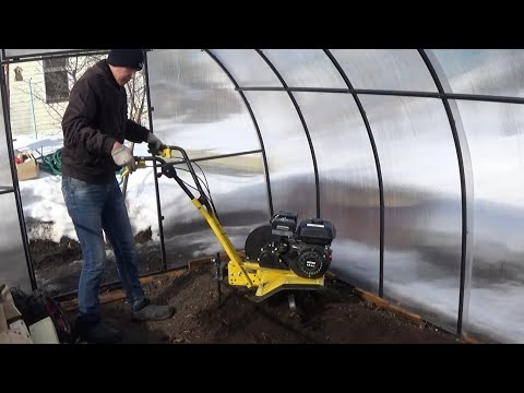 Видео: Начало весенней подготовки теплицы. Культивация земли мотокультиватором Huter-GMC-850.