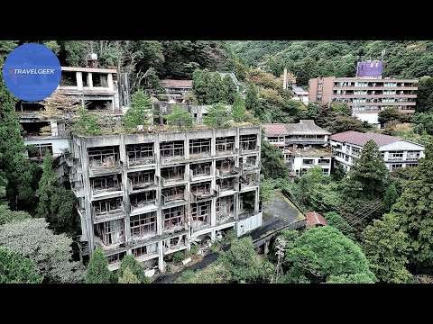 Видео: Ночевка в заброшенной деревне с горячими источниками в Японии, похожей на город-призрак