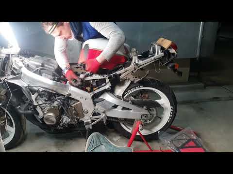 Видео: Мотодневник Honda CBR400RR NC23 установка карбюраторов впуска попытка первого запуска после сборки