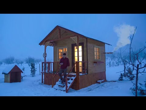 Видео: Зимний кемпинг в моем уютном деревянном доме - бревенчатый домик Off Grid - сильный снегопад
