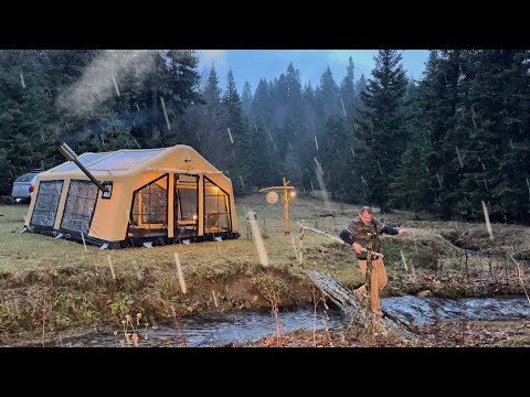 Видео: КЕМПИНГ НА БЕРЕГУ РЕКИ С НАШЕЙ 2-КОМНАТНОЙ ПАЛАТКОЙ