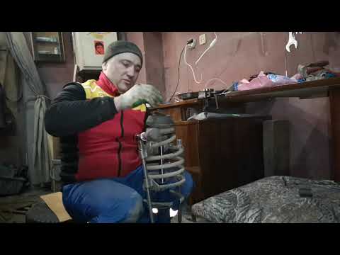 Видео: Замена переднего амартизатора мерседес вито 638
