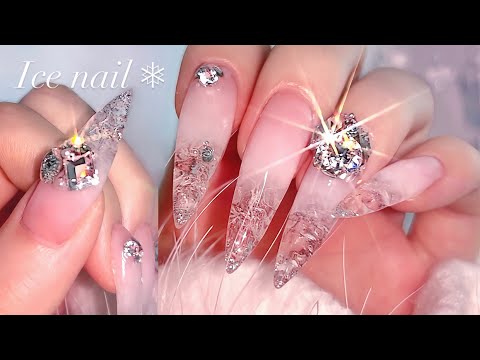 Видео: Сияющий кристальный ледяной нейл-арт 🧊💠💎 | Зимний маникюр | Самостоятельно | ASMR | Блеск и лед ✨