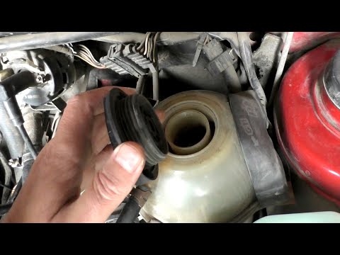Видео: Зачем водители откручивают крышку расширительного бачка