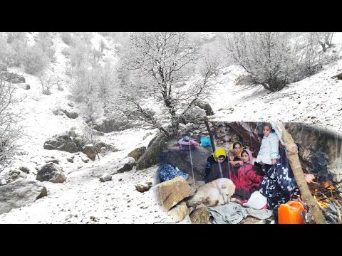 Видео: Сильный горный снег и шесть сестер справляются с холодом горячим рисовым молоком