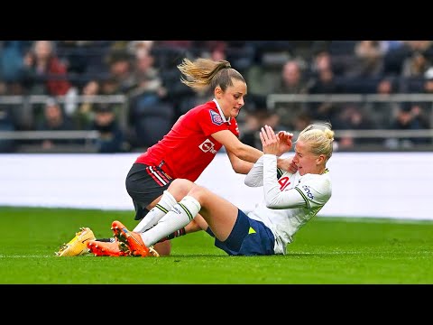 Видео: Самые сумасшедшие фолы и грязные игры в женском футболе