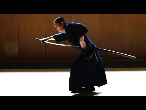 Видео: Техника рисования меча "Battojutsu Tsunamigaeshi" Takayuki Kanayama 2025