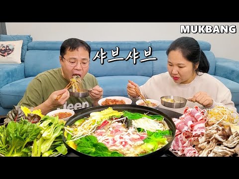 Видео: Корейская семья Говядина, овощи сябу-сябу и калгуксуㅣCookingㅣReal mukbang (Субтитры)