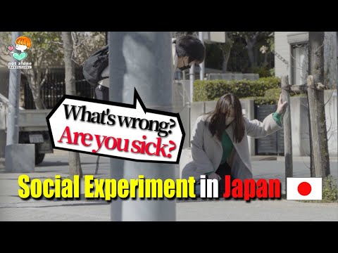 Видео: Женщина приседает перед вами из-за физического состояния.  | Социальный эксперимент в Японии