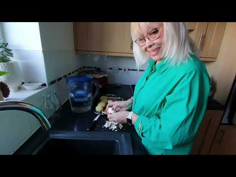 Видео: 669. ГОТОВИМ ВКУСНЕЙШУЮ СЕЛЁДКУ ПОД ШУБОЙ И БОЛТАЕМ.  Ч.2