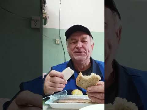 Видео: Ем сельдь филе в оливковом масле с картошкой в мундире.