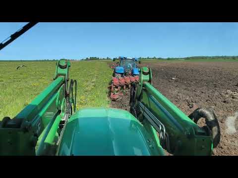 Видео: Пахата в два трактора. John Deere 6175 R . New Holland T7.270