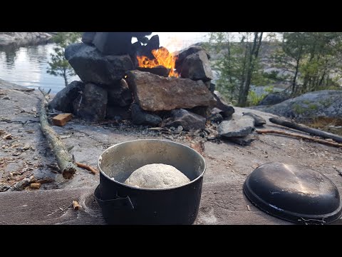 Видео: Дикая кухня - Горячий хлеб в походе!