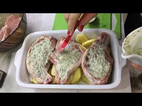 Видео: стейки с картошкой в духовке