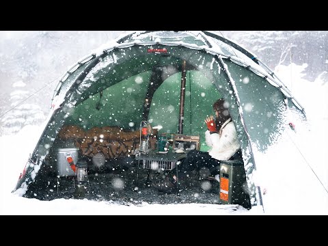 Видео: Кемпинг в сильный снегопад | Снег идет весь день, в идеальной жаркой палатке, уютный кемпинг | ASMR