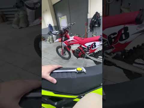 Видео: Сравнение Regulmoto Holeshot Red Edition (4 valves) и Regulmoto ZR PR 4 valves 6 Gear