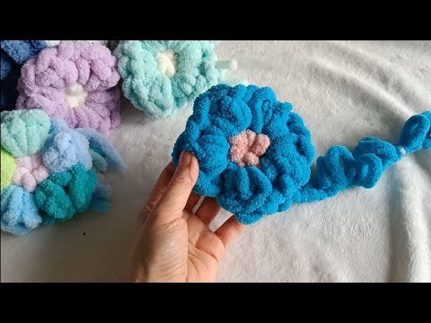 Видео: Цветок из Alize Puffy. Вяжем без спиц!