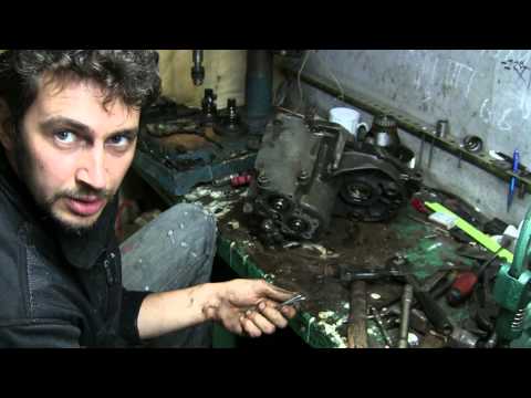 Видео: Golf 2 разбираем коробку передач, не включается задняя скорость