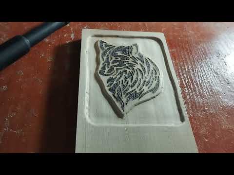 Видео: Вырезаю и выжигаю волка на дереве